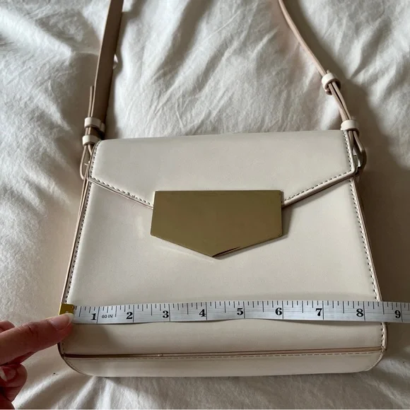 Cream Shoulder Bag with Golden Metal Clasp - Picture 12 of 16